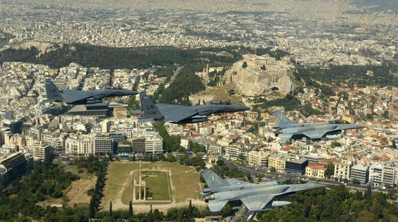 Άσκηση «Ηνίοχος»: Πτήση πέντε μαχητικών πάνω από την Ακρόπολη